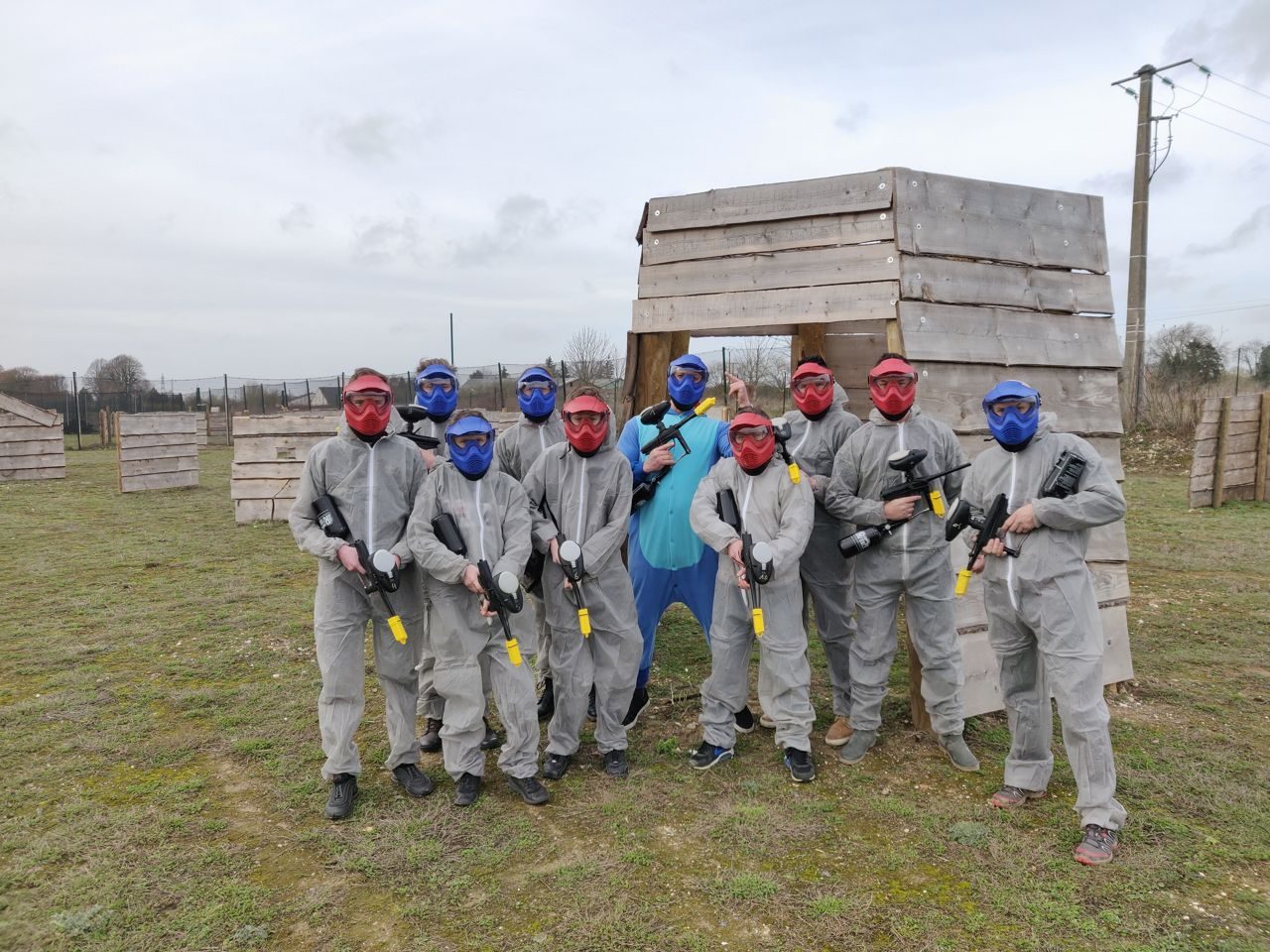 Groupe équipé pour une partie de paintball sur un terrain extérieur Team Square